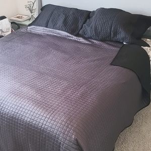 Comforter and shams - queen reversible